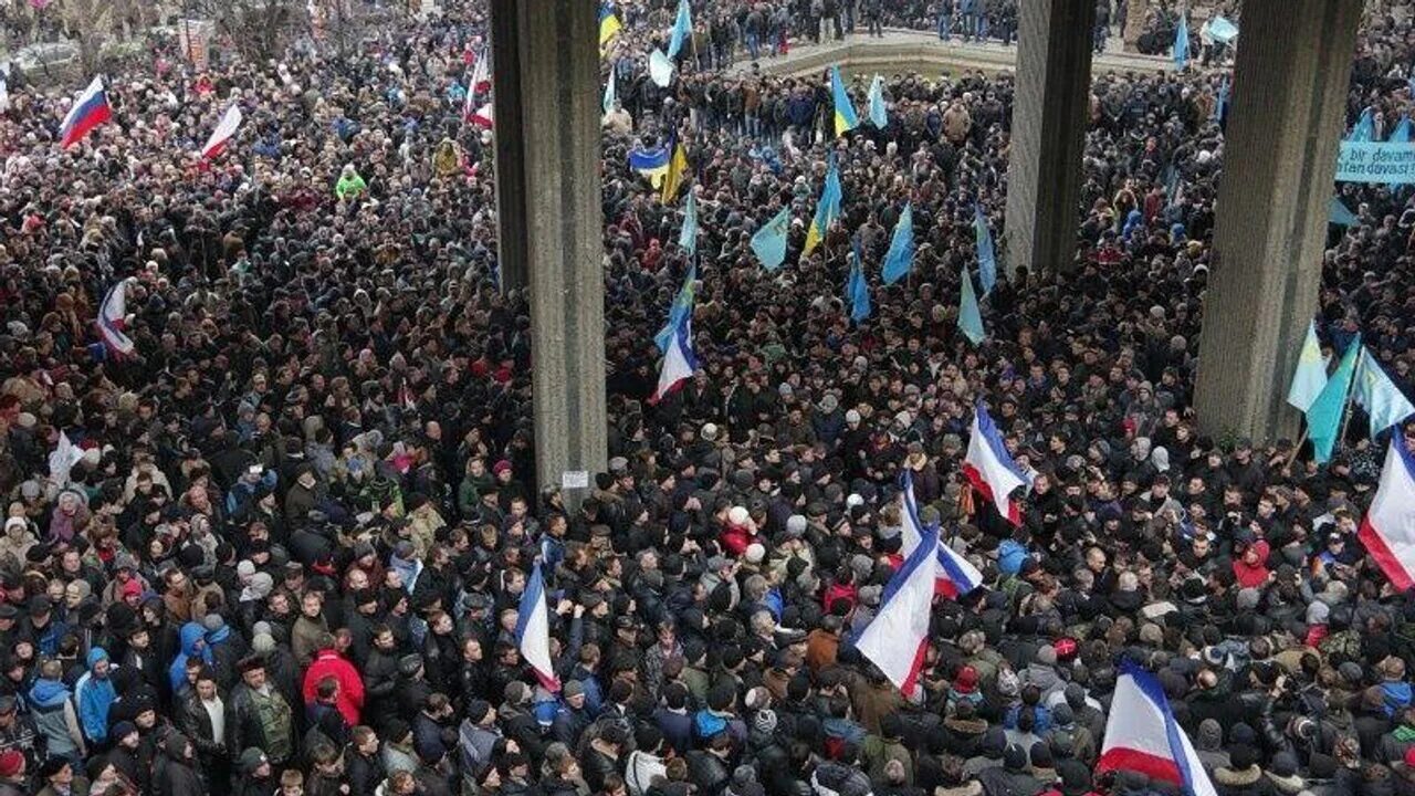 26 Февраля 2014 Крым. 26 Февраля 2014 Крым митинг. 26 Февраля митинг в Симферополе. 26 Февраля 2014 года в Симферополе. Крым в феврале 2014 года