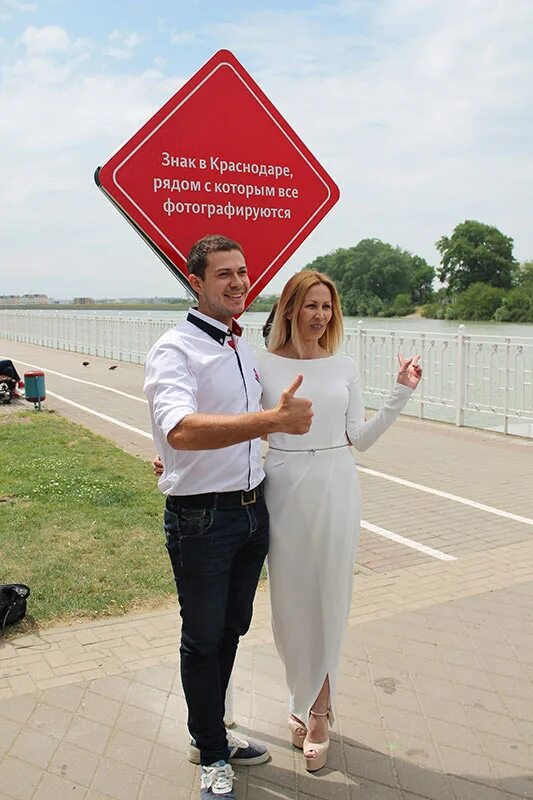 Знаменитая дверь возле которой все фотографируются. Знак на валдае с которым все фотографируются. Знак возле которого все фотографируются. Знак в краснодаре рядом с которым все фотографируются. Знак в москве рядом с которым все фотографируются.