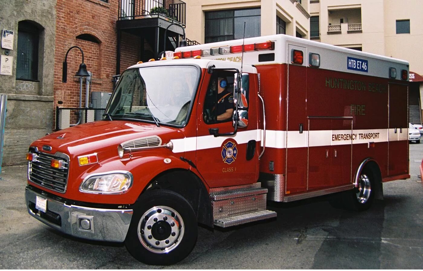 Красная машина скорой помощи. Американские автомобили скорой помощи. Американская скорая. Машина скорой помощи в США. Американский реанимобиль.
