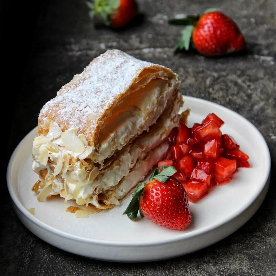 Варламова наполеон москва. Москва мосфильмовская улица 53 особенный наполеон. Особенный наполеон декор. Торты варламова наполеон. Москва мосфильмовская улица 53 особенный наполеон.