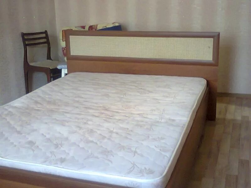 Продажа бу кровати. Двуспальная кровать Омега 140х200. Продаётся двухспальная кровать. Двухспальная кровать б/у. Кровать за 12000.