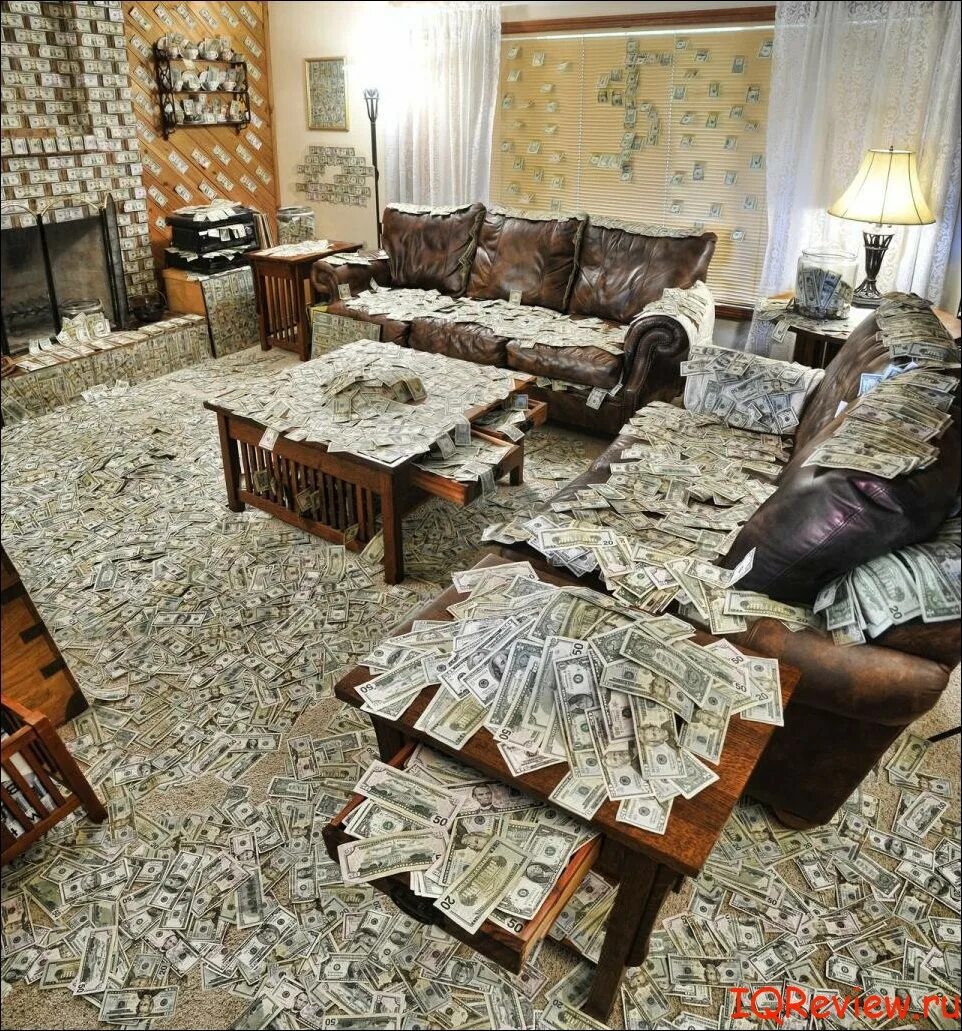 Живущий в квартире по другому. Комната с деньгами. Вся комната в деньгах. Деньги дома. Квартира деньги.