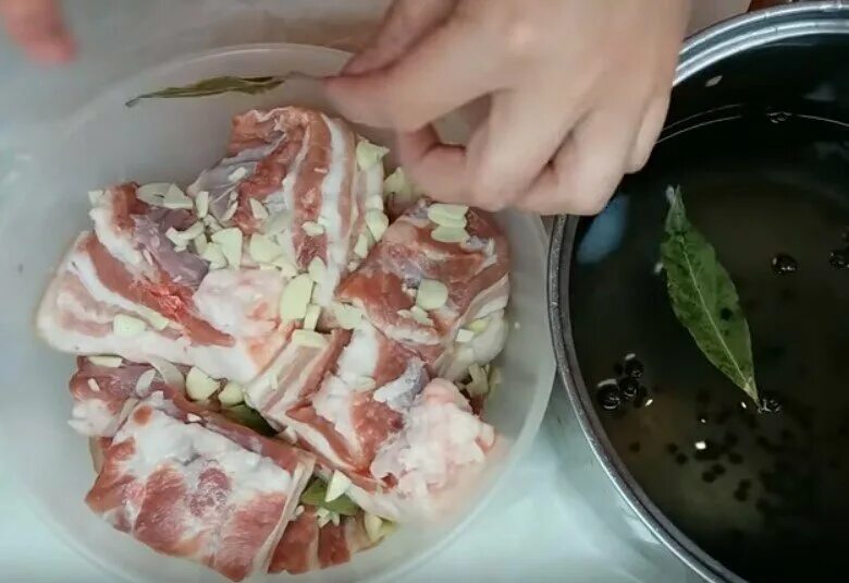 Мясо в соленой воде. Сало соленое в рассоле с чесноком. Сало в чесночном маринаде. Засолка сала в рассоле. Маринад для сала в рассоле.