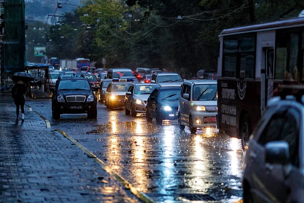 Пробка ост. Дождь во Владивостоке. Пробка в ливень. Дождливый Владивосток. Пробки Владивосток.