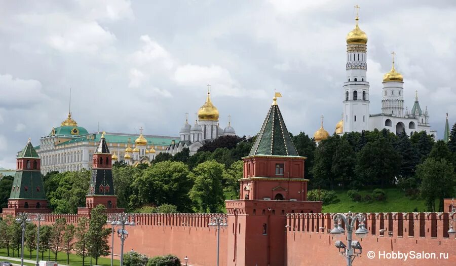 Москва расположена на холмах. Территория России Кремль-крепость. Является ли Кремль замком. Кремль и крепость в чем разница. Кто комментирует от имени Кремля.