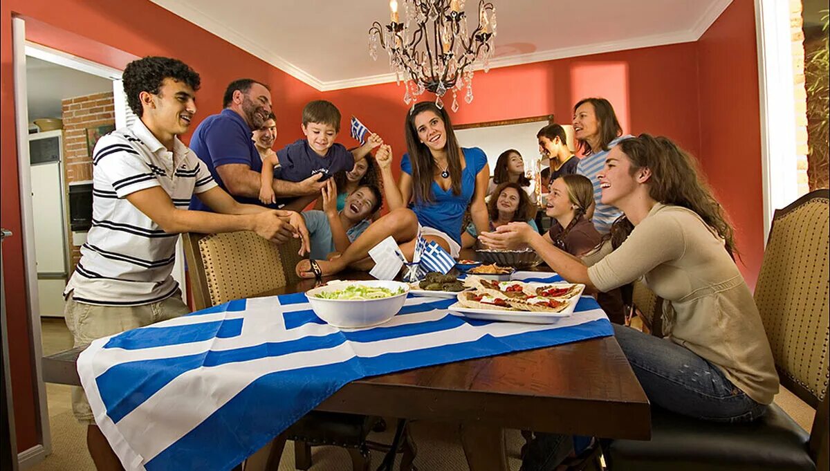 Самая большая греческая. Большая Греческая семья. Греческое гостеприимство. Гостеприимные греки. Греция люди.