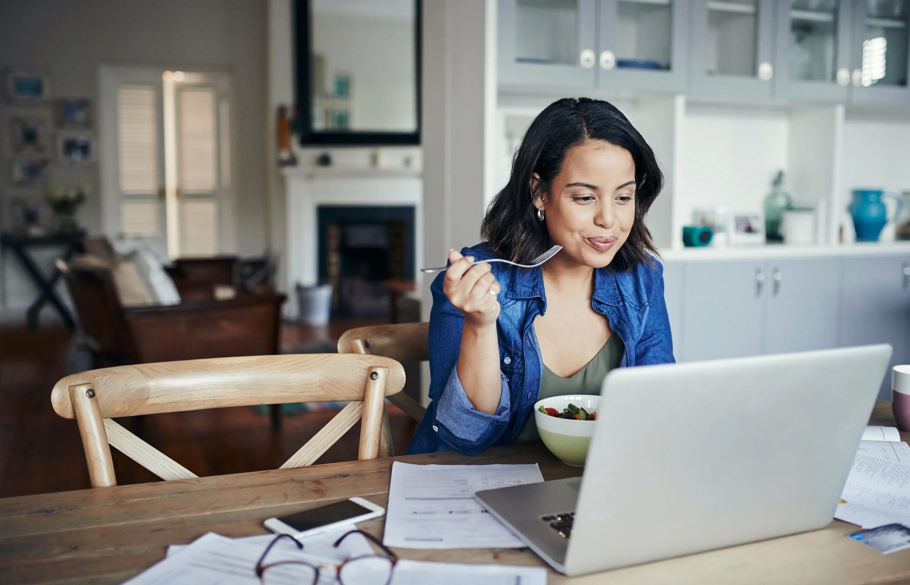 People work at home. Девушка и рутина. Рутина дома. Стресс дома. Рутина дизайнера.