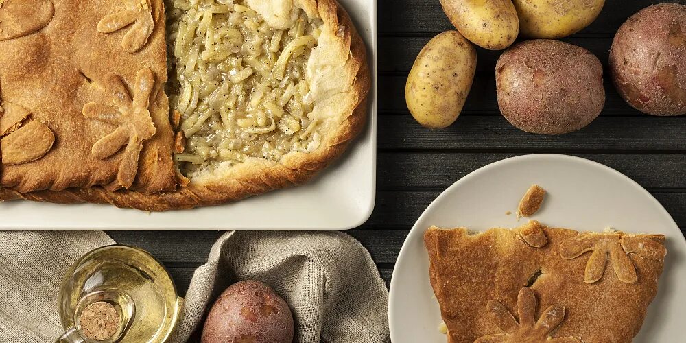 Пирог с начинкой киви. Хлеб пури матнакаш. Пирог с капустой слоеное тесто. Панини с копченой курицей. Сдобная деревня челябинск официальный сайт.