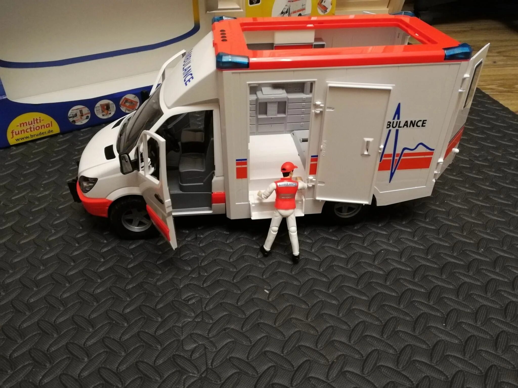 5 см белый. Фургон bruder mb sprinter (02-536) с фигуркой водителя 1:16. Фургон скорая игрушка bruder. Скорая bruder. Bruder 02676.