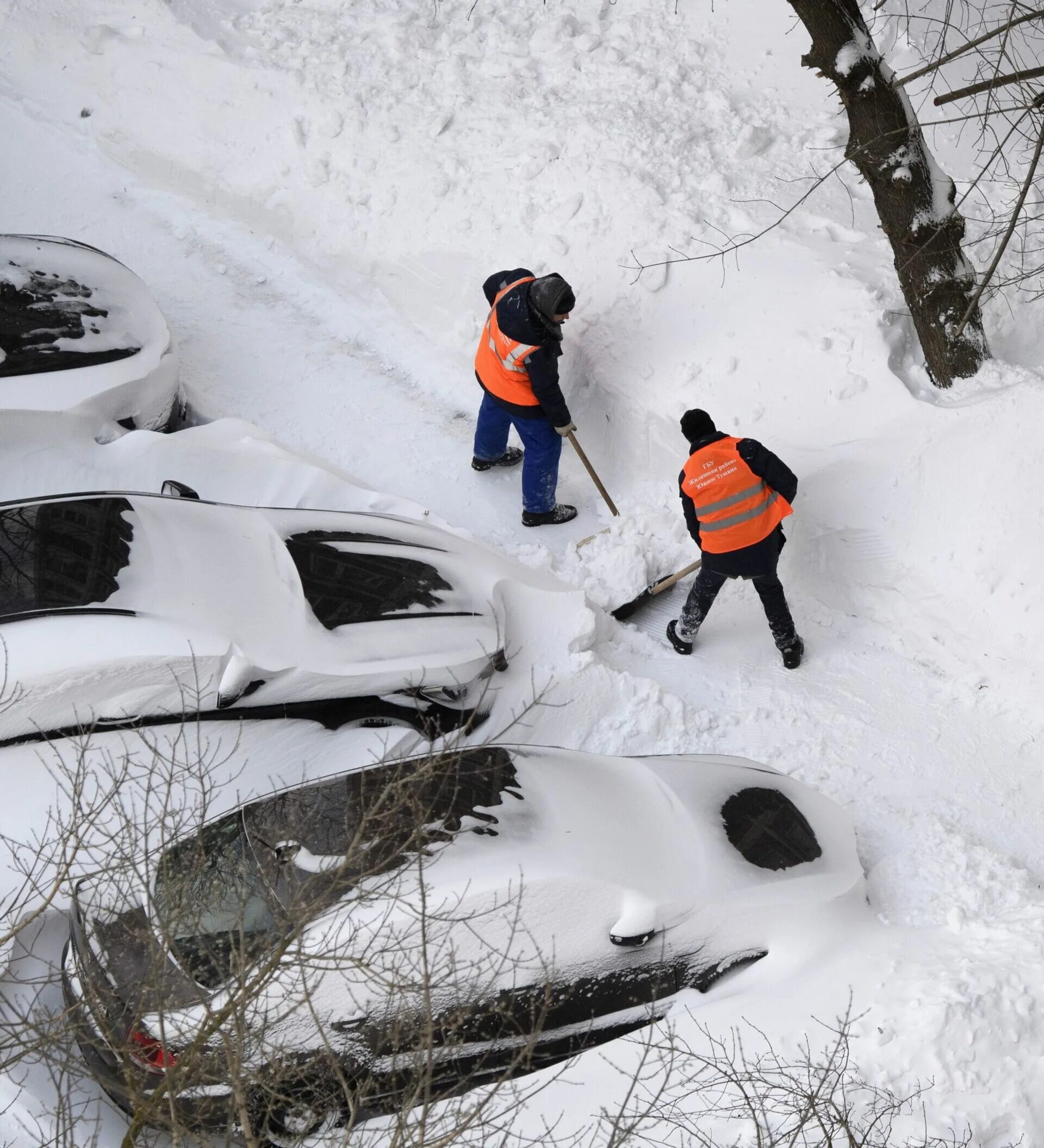 Застревают в сугробах. Застрял в сугробе. Застрял в снегу. Автомобиль застрял в снегу. Аномальный снегопад.