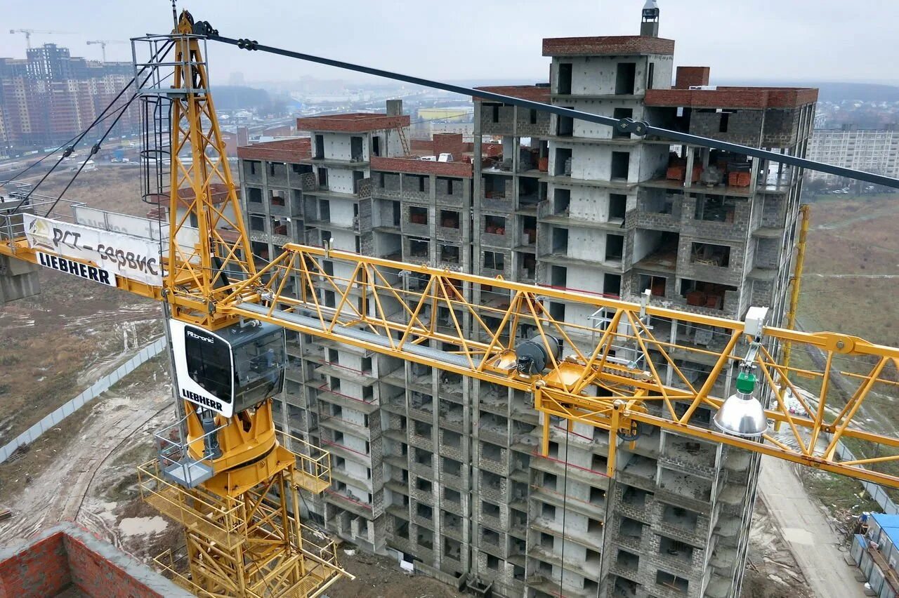 Стройка дома. Стройка домов. Плотник на стройке. Стройка здания. Строительный фон.