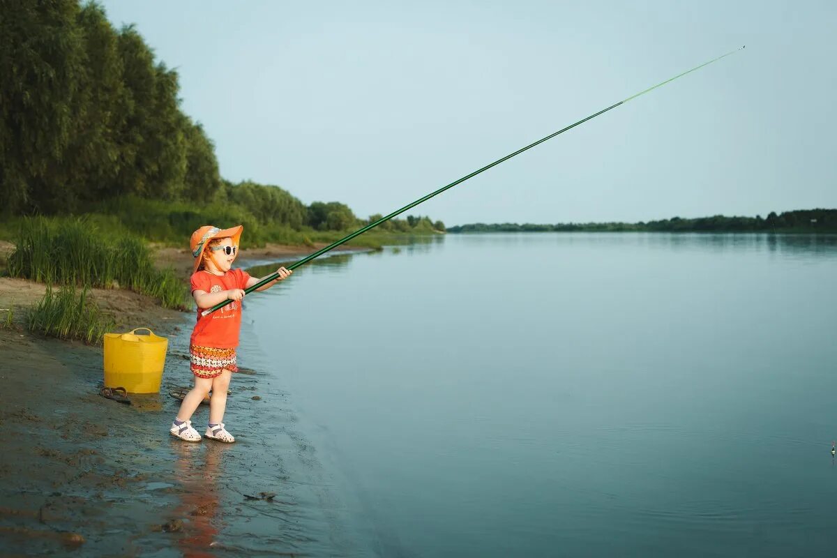Дочь рыбака читать. Дети на рыбалке. Девочка с удочкой. Девочка ловит рыбу. Летняя рыбалка.
