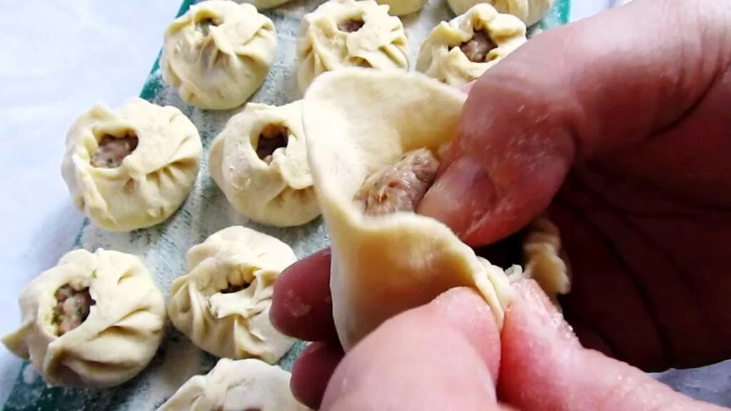 защипка мантов. как слепить манты видео. защипка мантов. защипы мантов. форма лепки мантов.