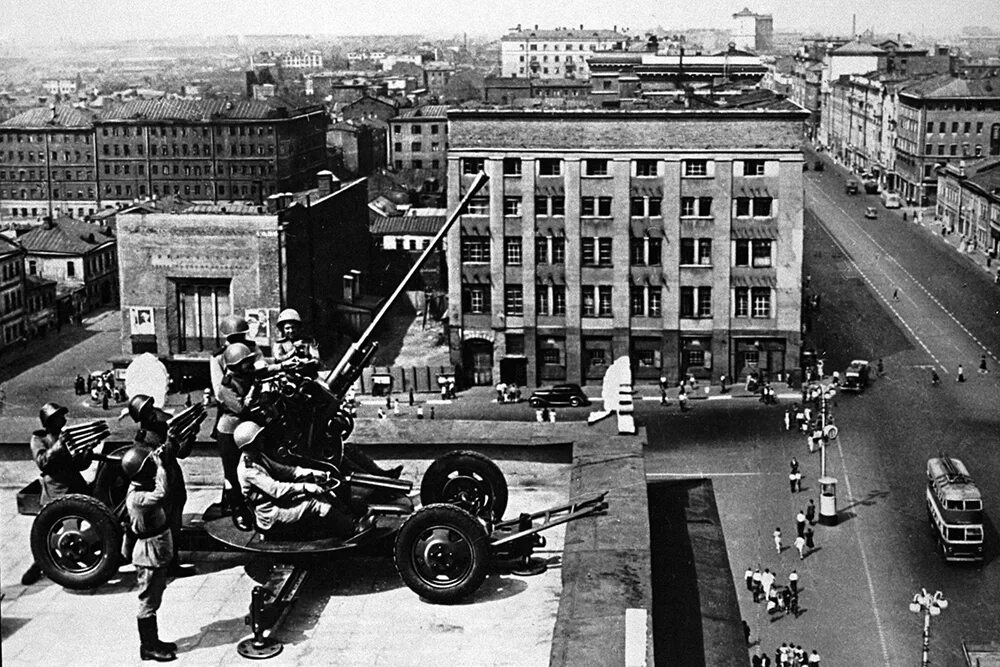 Москва 1941 год. 1941 Москва Военная оборона. ВОВ Москва 1941. Зенитки в Москве 1941. Парад во время войны