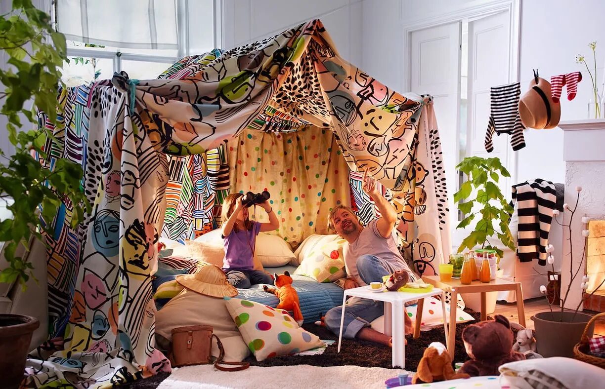 Домик из стульев и одеял и подушек. Домик из подушек и одеял. Домик из одеяла и стулов. Как строить дом из подушек. Домик из подушек и одеял.