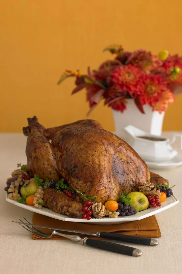 Thanksgiving turkey. День Благодарения. Индейка на праздничный стол. Блюда на день Благодарения. Индейка на день Благодарения.