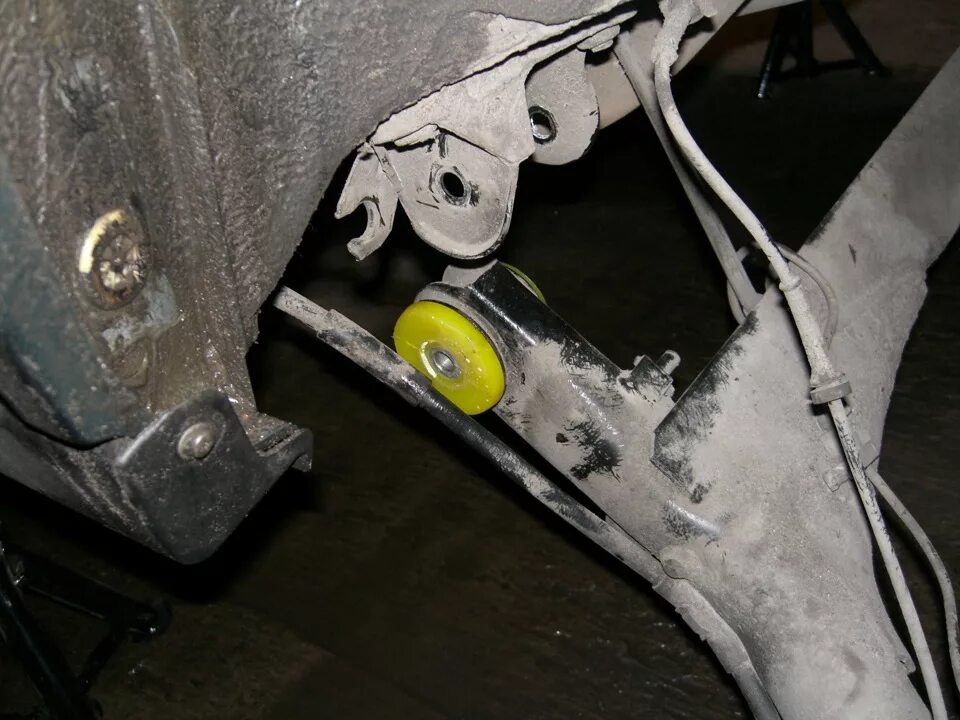 Задние сайлентблоки ваз 2109. Съёмник сайлентблоков задней балки калина. Задний сайлентблок ваз 2114. Как поменять сайлентблоки задней балки. Сайлентблок задней балки ситроен ц 4.