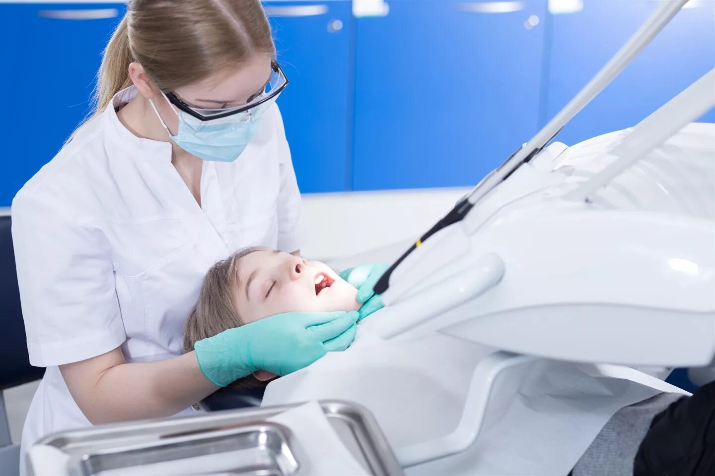 Анестезия для детей в стоматологии. Седация и наркоз в стоматологии. Седация в стоматологии для детей. Дети под наркозом в стоматологии.