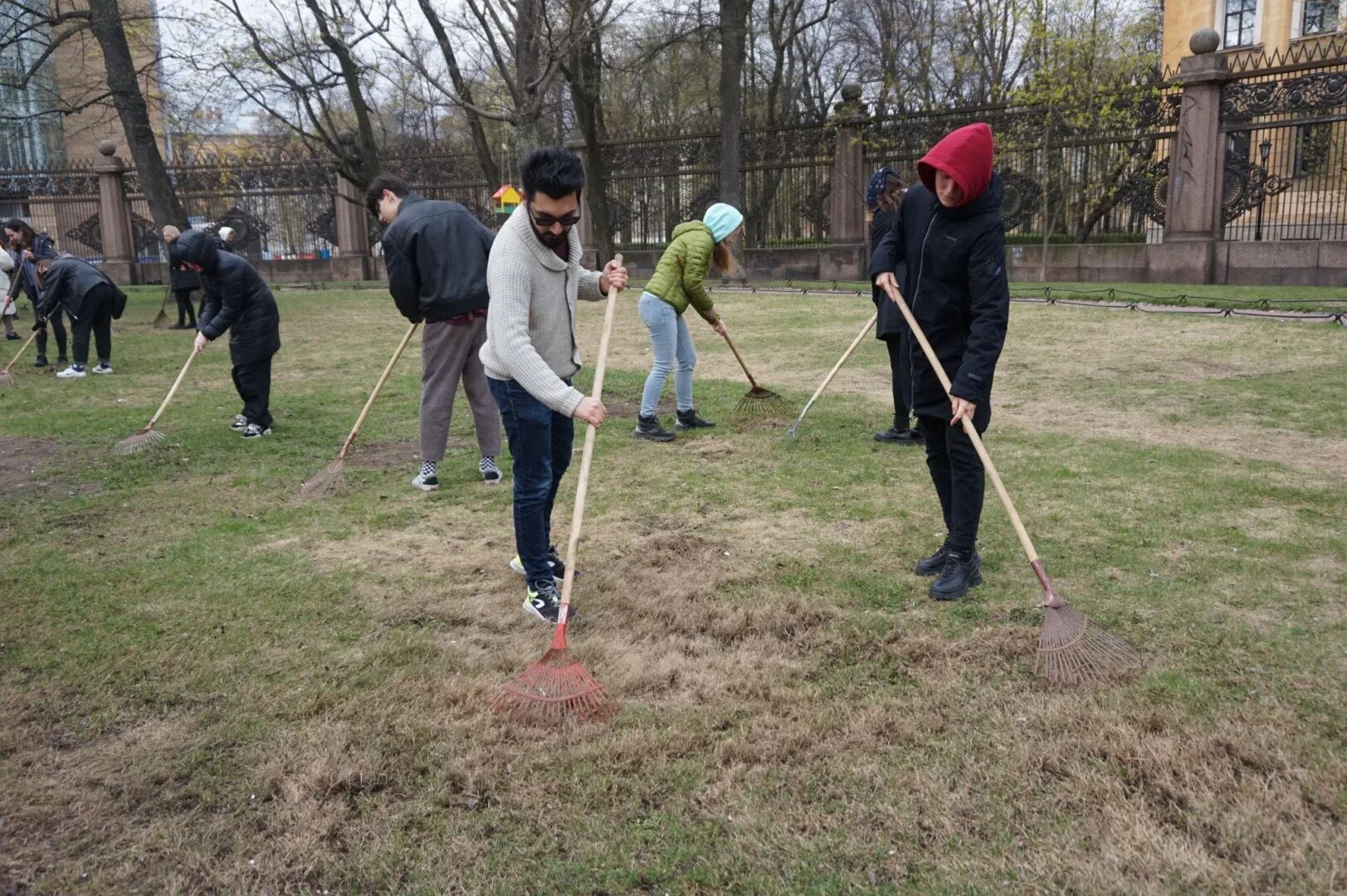 Субботник. Субботник студентов. Субботник студентов. Субботник студентов. Студенты на субботнике.