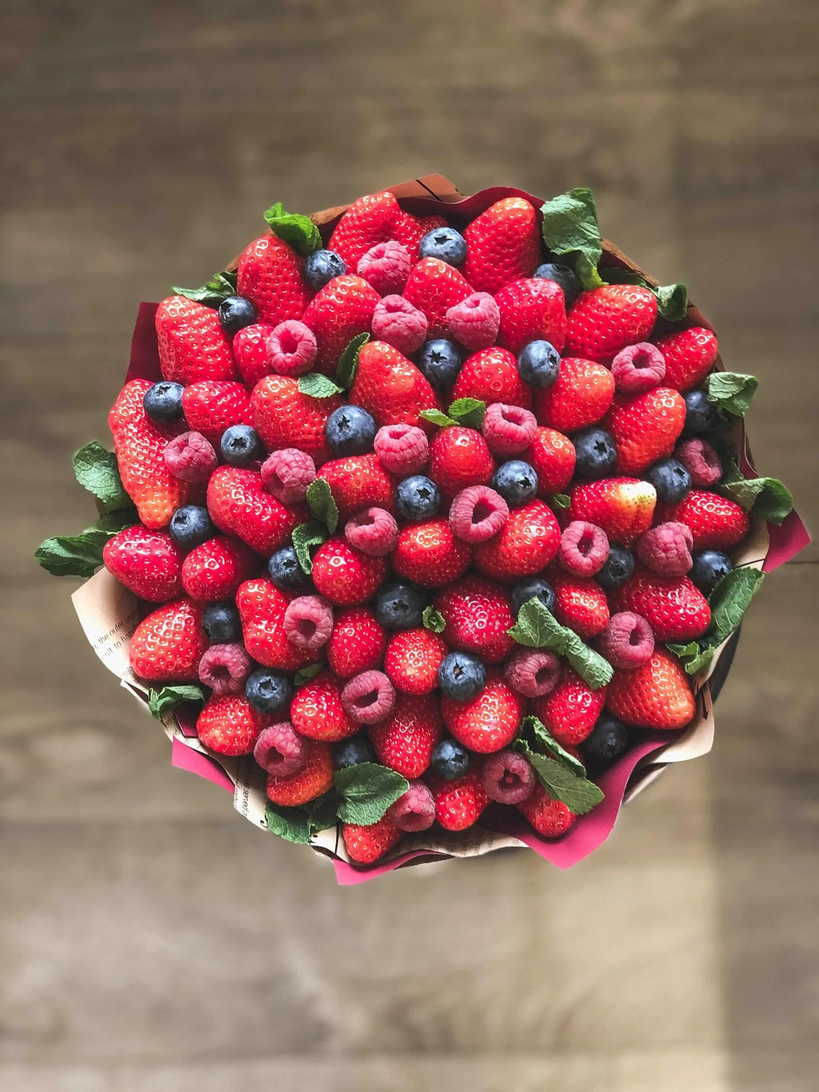 Букет из ягод и фруктов. Ягодный букет. Berry букеты. Букет с клубникой. Букет из фруктов и цветов.