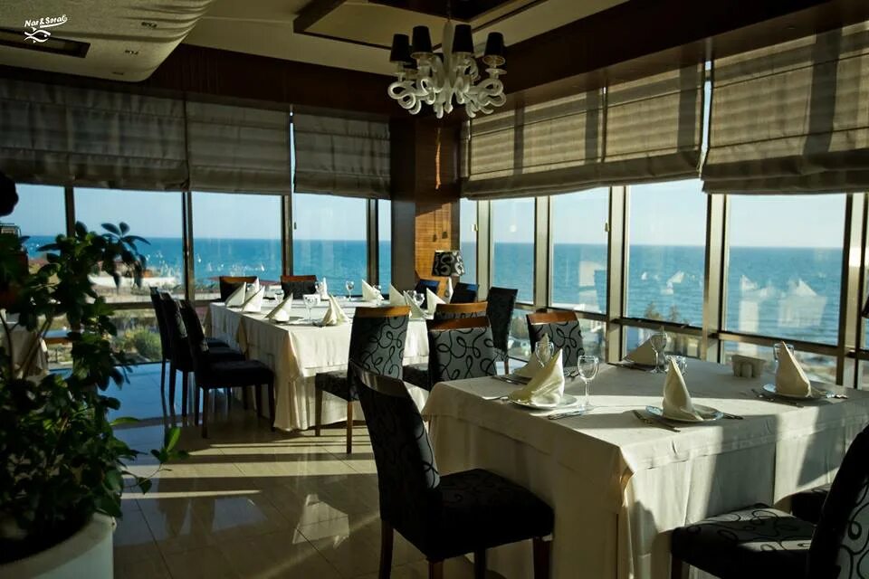 Новый ресторан с рыбками. Sea breeze baku рестораны. Фиш бокс ресторан на новой риге. Fish box новая рига. 4tuna cafe grill новинский бульвар 31.