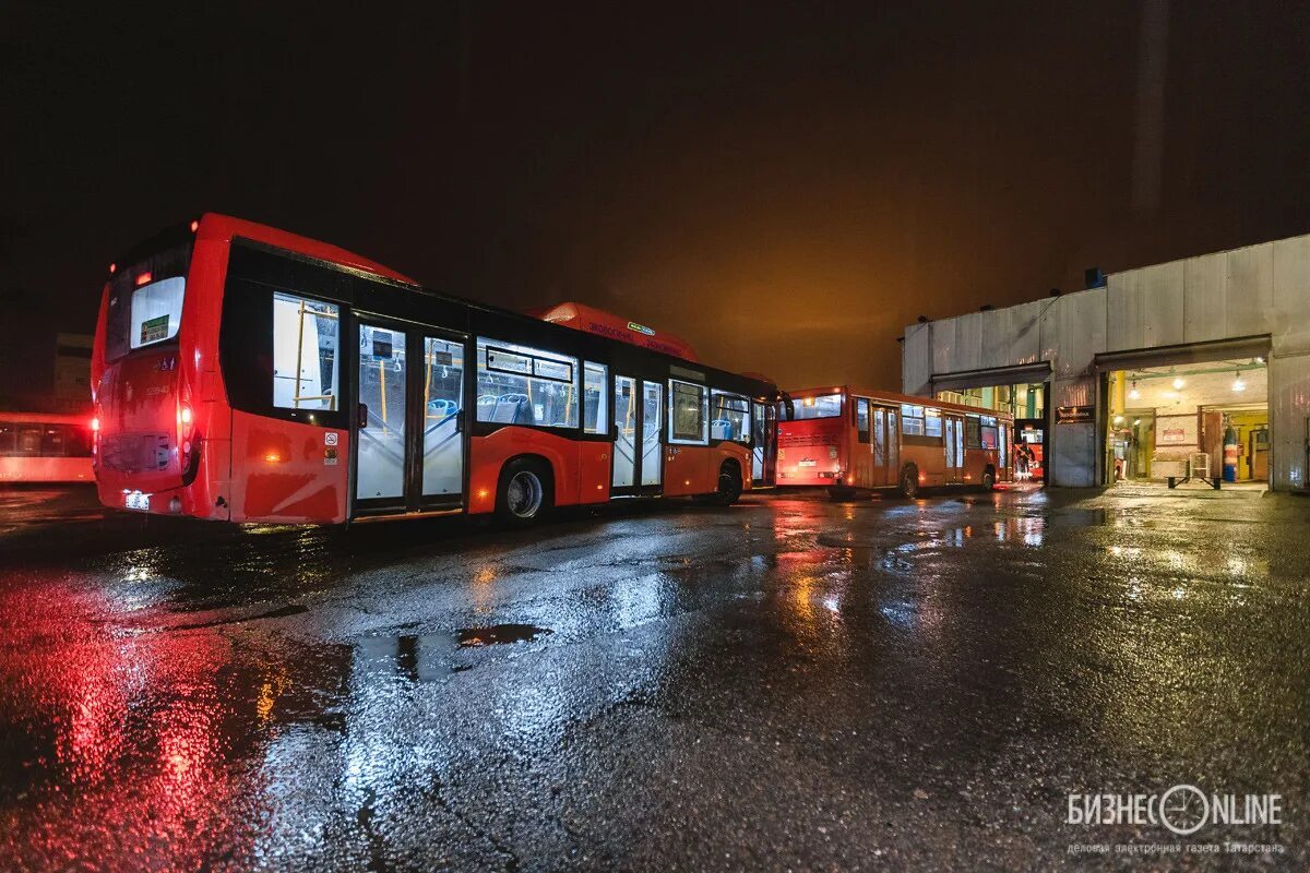 90 автобус казань остановки. Автобус Казань. Перронный автобус Казань. Красный автобус Казань. Автобус 90 Казань.