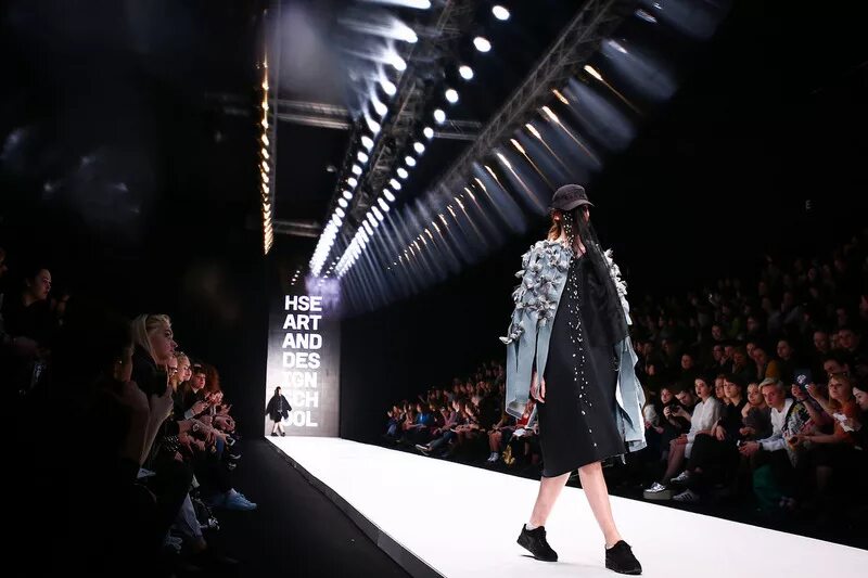 Модельеры Mersedes Benz Fashion week. Студенты показ мод. Показ мод темные тона. Показ коллекций концепт одежды 2023. Hse art and design