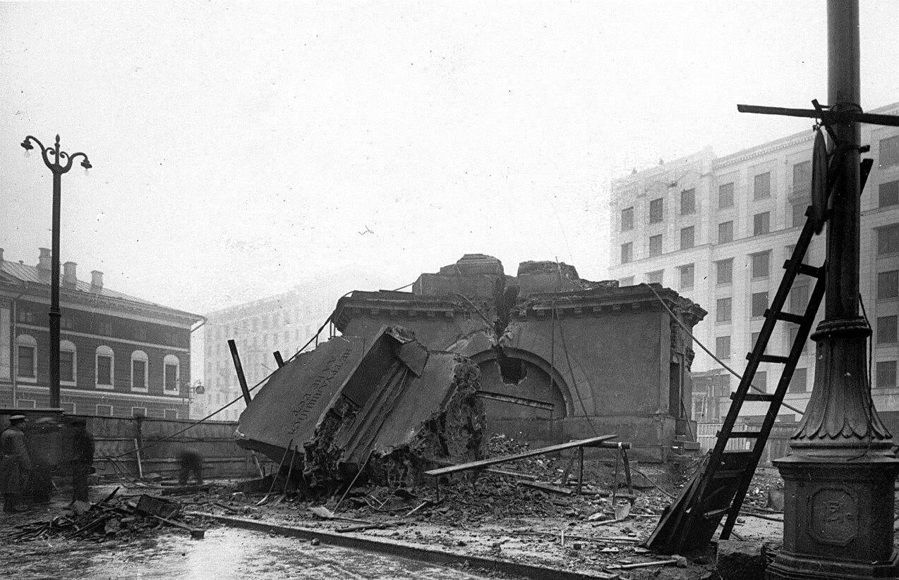 Передвижение зданий. Разрушения в Москве 1941. Уничтожение памятников архитектуры в Москве 1930е. Москва 30-е. Реконструкция Москвы 30-х.