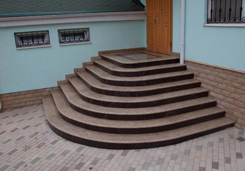 ступеньки на веранду. угловые ступеньки для крыльца. лестница деревянная. крыльцо из плитки. отделка крыльца.
