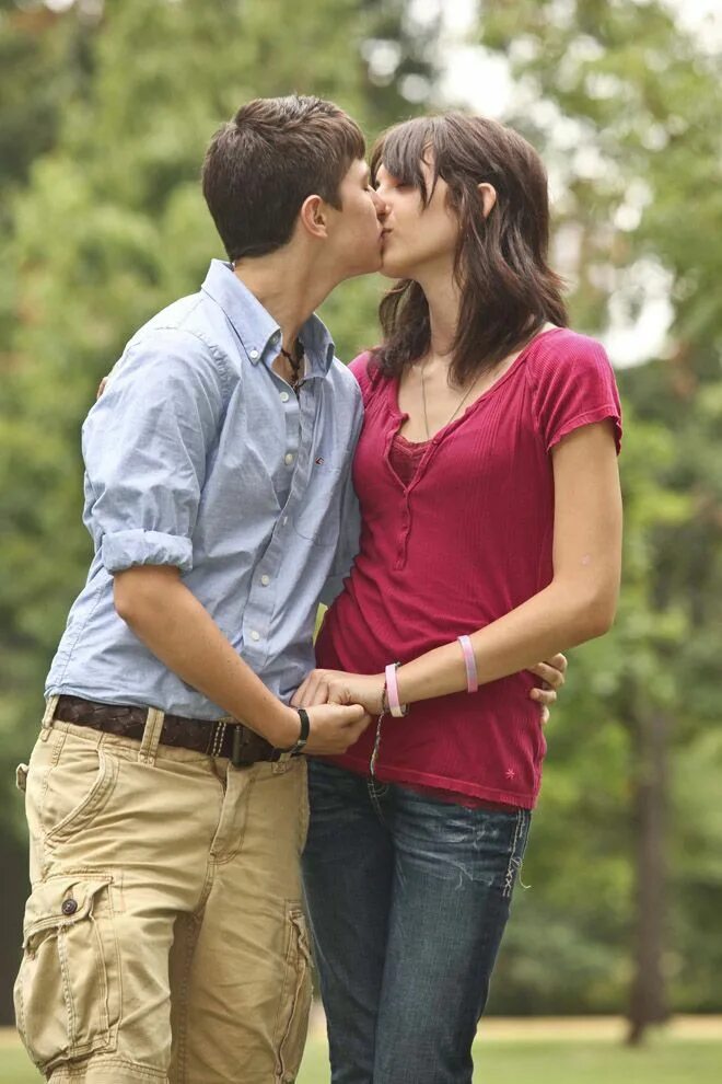 Можно ли влюбляться в девушку. Алекс петтифер анатомия любви. Можно ли влюбляться в девушку. Мужчина несет женщину на руках. Парень и девушка.