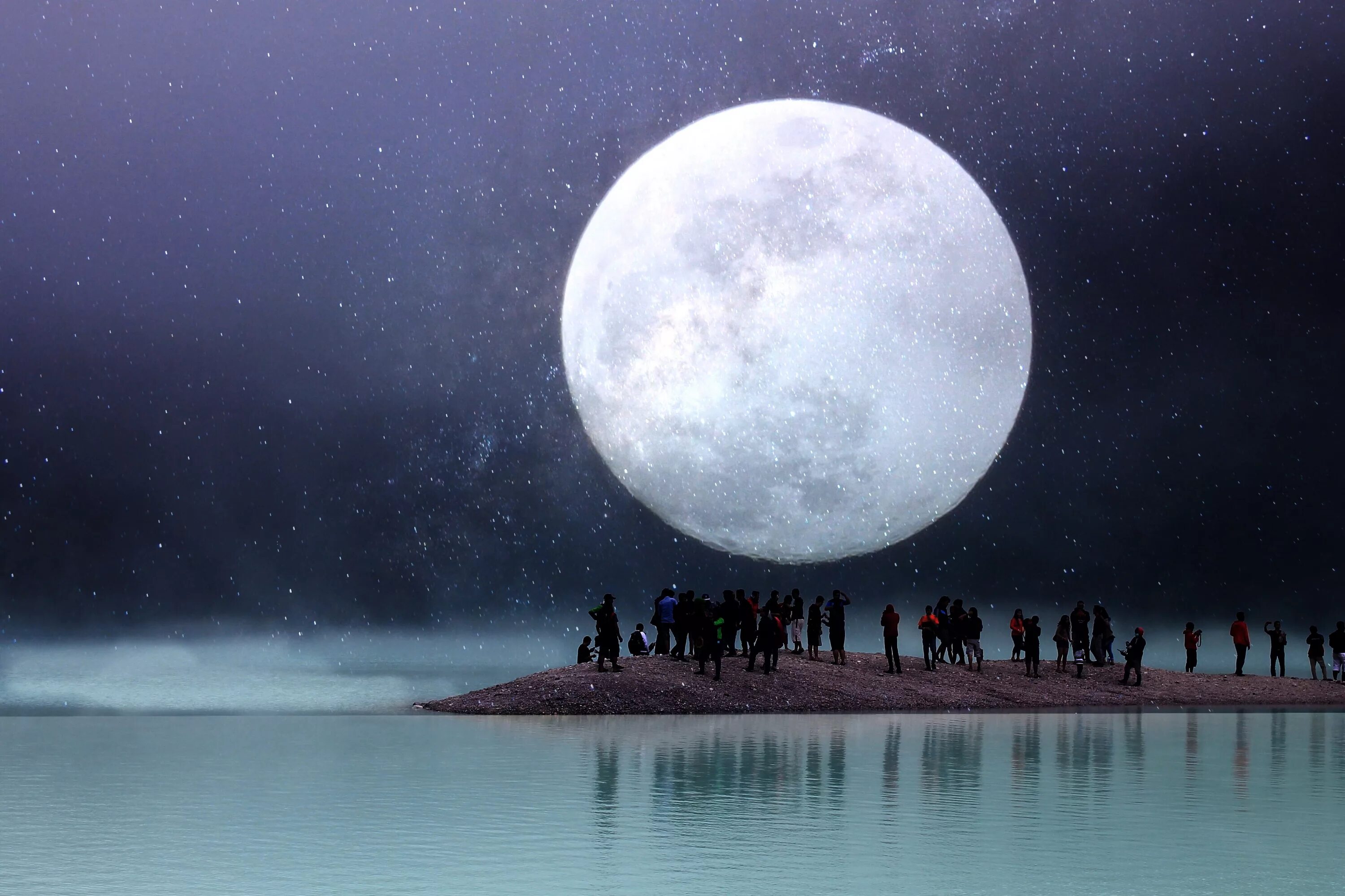 К чему снится большая луна. Огромная Луна. Полная Луна днем. Огромная Луна на небе. Почти полная Луна.
