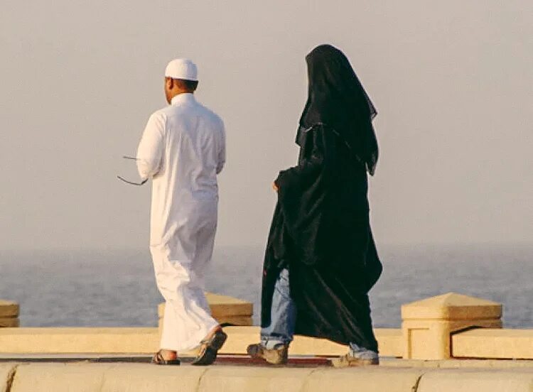 Арабские измен. Женщина тень мужчины арабские. Женщины в Саудовской Аравии гуляют. Саудовская Аравия мужчины в пустыне.