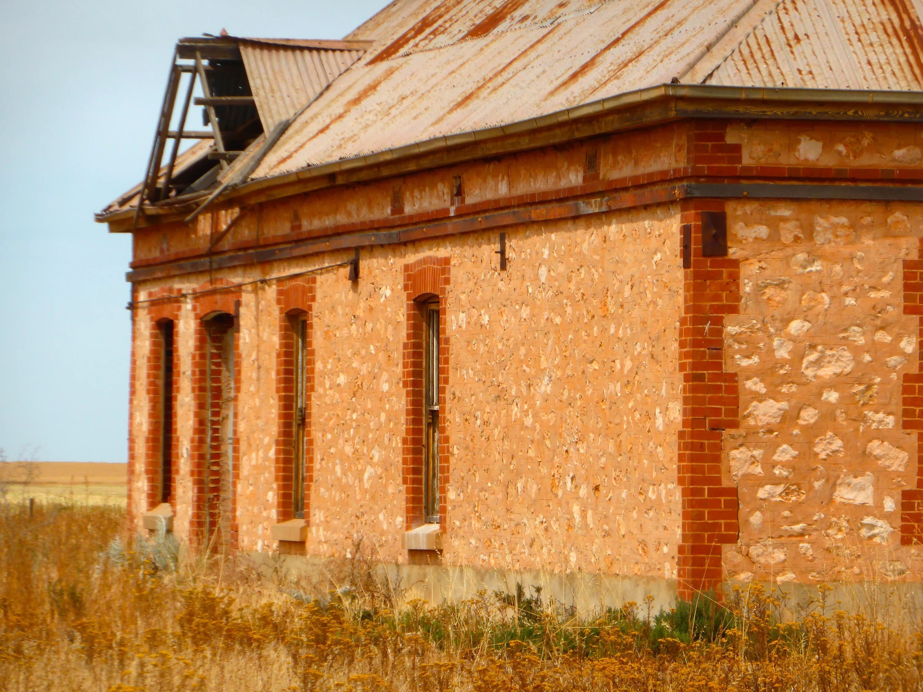 Как много здесь кирпичных старых домов
