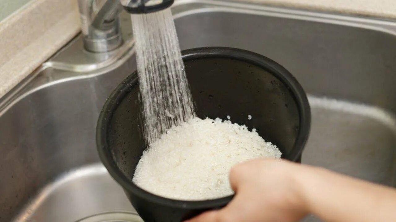 Рис после варки увеличивается. Замоченный рис. Промыть рис. Не промытый рис. Промывка риса для плова.