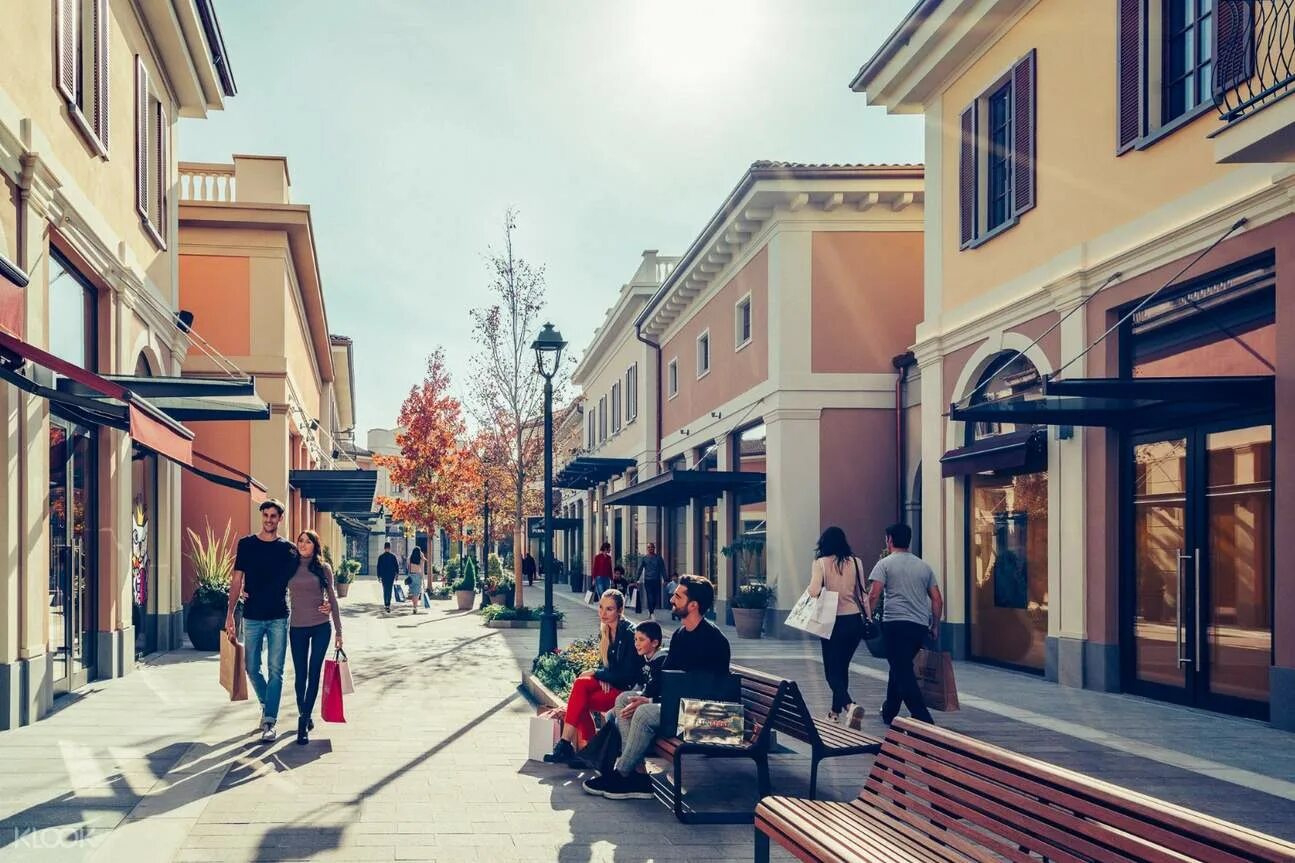 Аутлеты италии. Franciacorta outlet village. аутлет вилладж аксель. деревня аутлетов италии. аутлет форма франция.