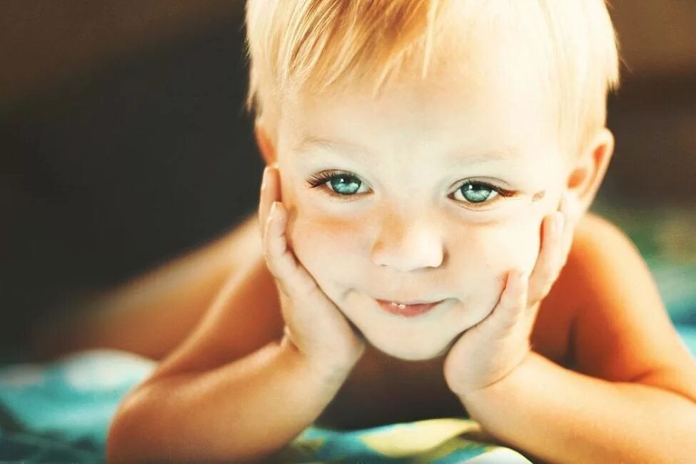 Ну детки. Дети с зелеными глазами. Улыбка ребенка. Мальчик улыбается. Малыш с зелеными глазами.