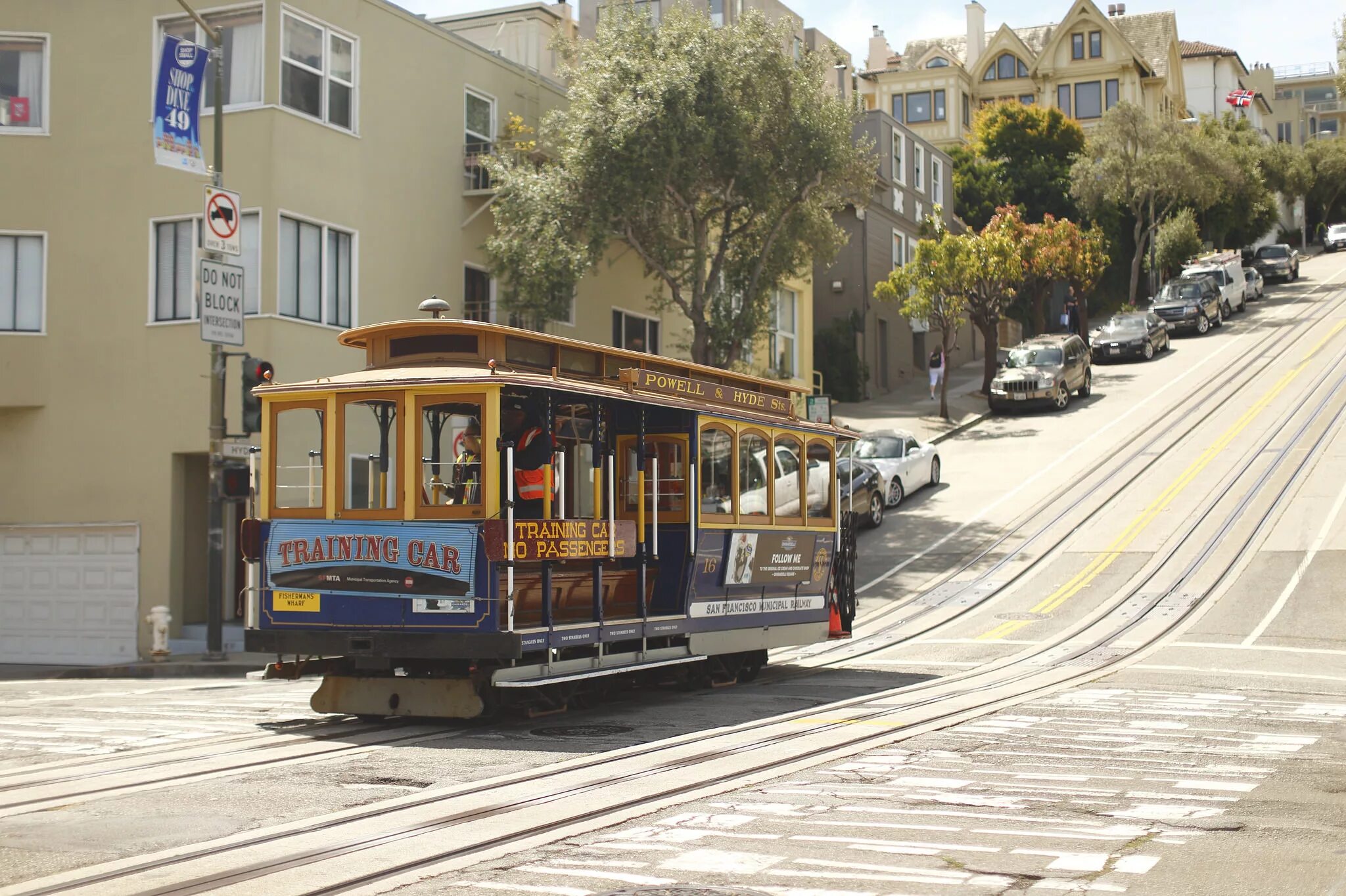 Канатный трамвай. Канатный трамвай Сан-Франциско. Сан Франциско трамвайчик. Сан Франциско достопримечательности трамвай. Канатная дорога Сан Франциско.