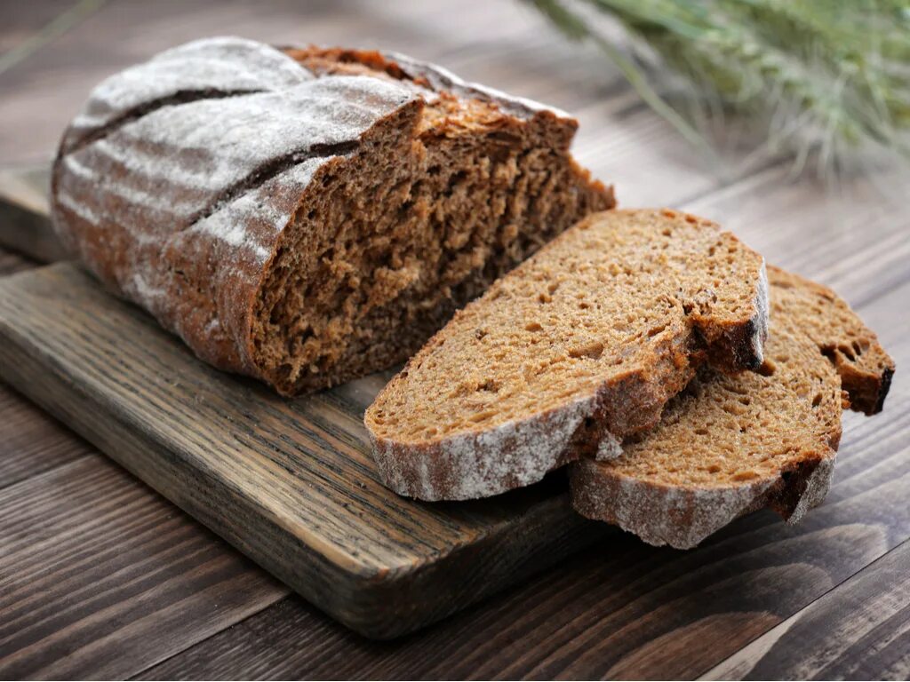 Цельнозерновой хлеб простой рецепт. Хлеб. Ржаной хлеб. Черный ржаной хлеб. Хлебцы ржаные.
