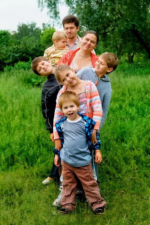 Жизнь многодетной семьи. Многодетная семья. фотосессия многодетной семьи. многодетная семья на прогулке. российская семья.