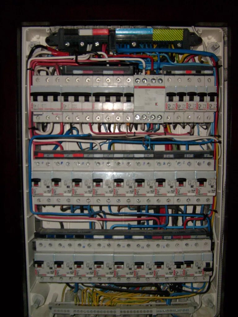 Корпус электрощита ral3000. Электрошкаф Siemens 8 автоматов. Расключение в металлическом щите. Электрощитка 410/мг. Стоимость щитка