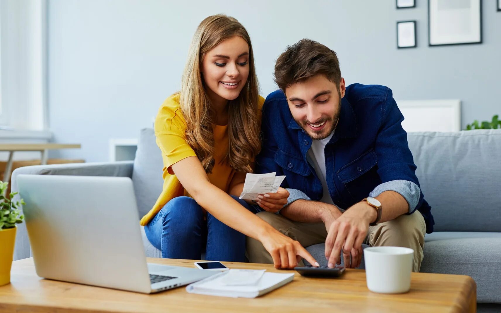 Работа пара видео. Молодая пара и бюджет. семья обсуждает бюджет. personal loan. мужская и женская одежда баннер.