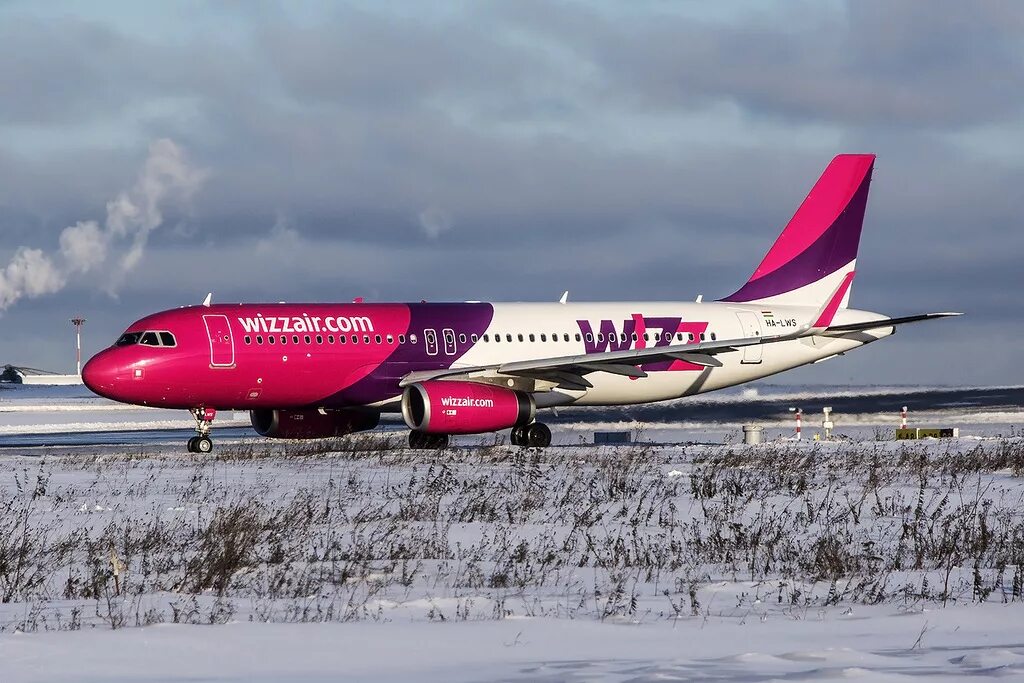 Виз эйр авиакомпания. Airbus a320 визз эйр. wizz air самолеты. wizz air a319. европейский лоукостер wizz air.