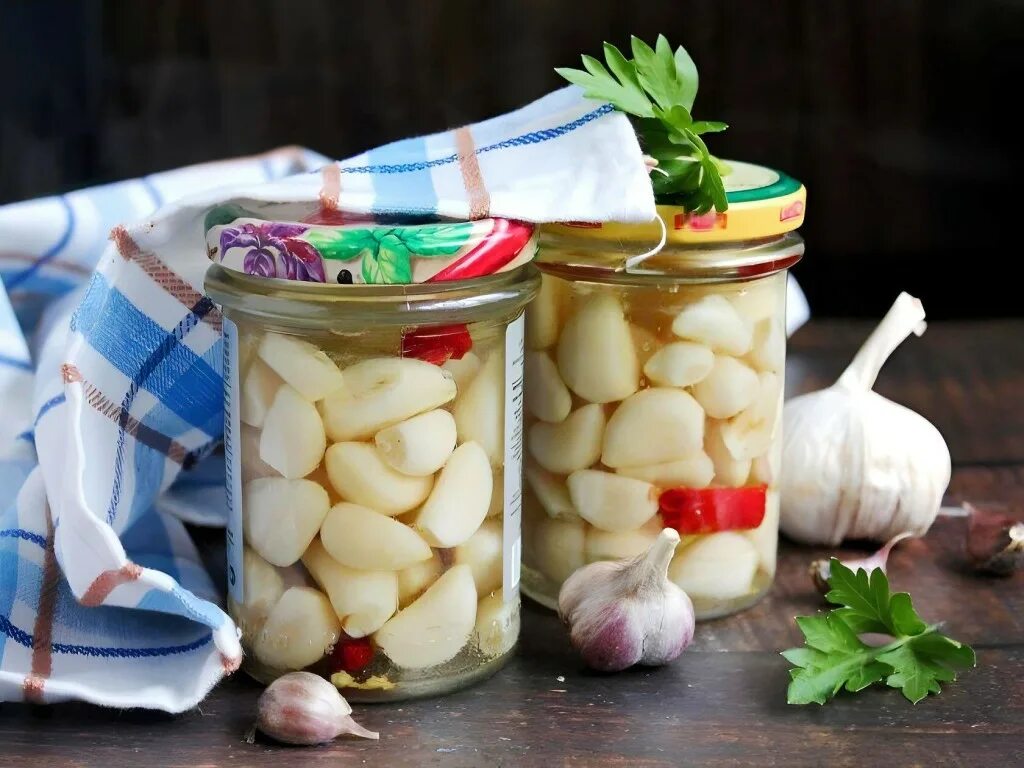 рецепт чеснока холодным способом. маринованный чеснок зубчиками. моченый чеснок. маринованный чеснок на зиму. маринованный чеснок зубчиками.