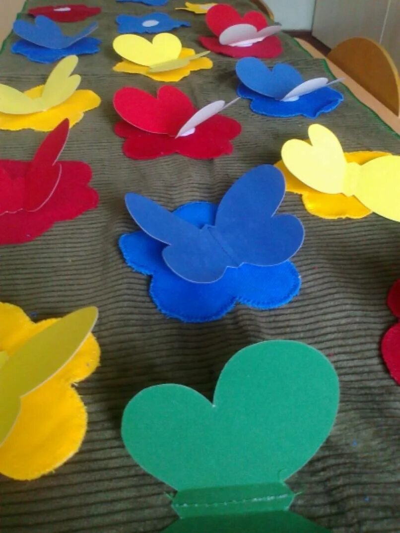 Цветочки для аппликации в младшей группе. Аппликация ромашка в младшей группе. Рисование цветы 2 младшая группа. Цветок для мамы рисование в младшей группе лыкова. Аппликация цветы младшая группа.