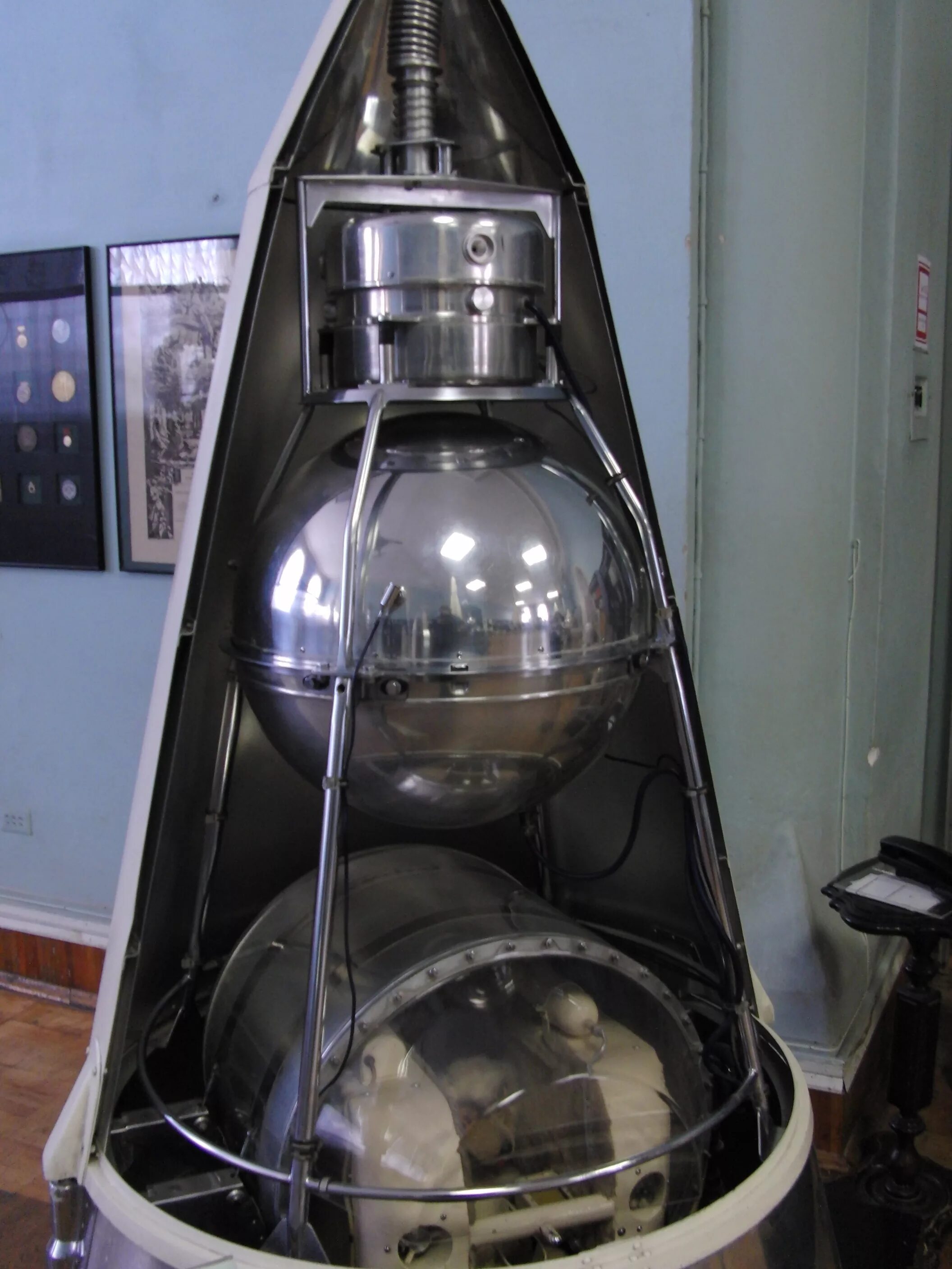 Второй советский спутник. Спутник-2 космический аппарат с лайкой. Второй Спутник земли СССР. Спутник 2 СССР. Спутник-2 космический аппарат 1957.
