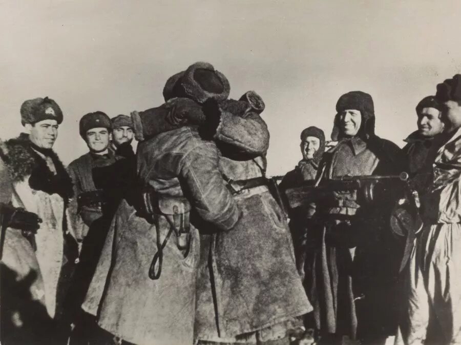 Окружение 6 немецкой. 26 Января 1943 года Сталинград. 21 Ноября 1942 — немецкая 6-я армия ф. Паулюса окружена под Сталинградом.. Сталинградская битва окружение армии Паулюса. Сталинградская битва 23 ноября 1942.