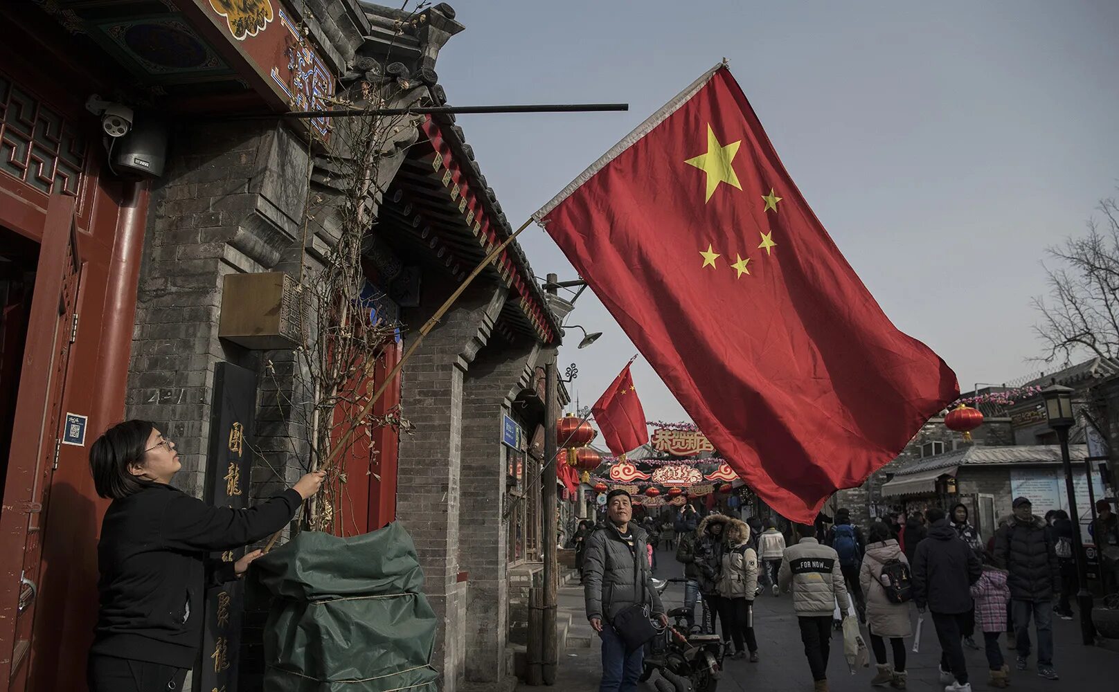 Влияние китая на мировую политику. Китайцы с русскими флагами. Сдерживание Китая. Отношение китайцев к русским. Бизнес с Китаем.