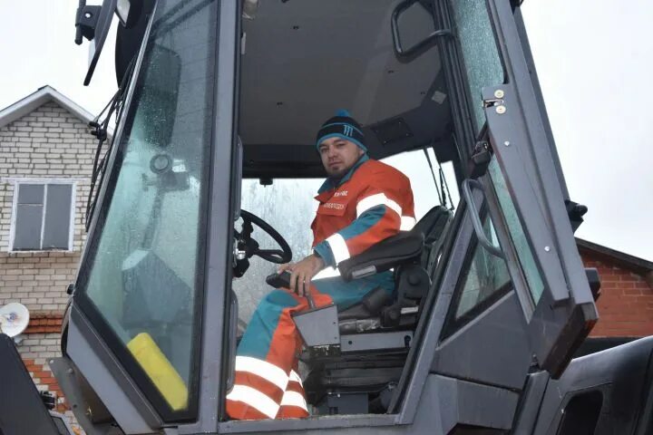 Водитель катка. Машинист катка. Доставщик. Каток с водителем. Нефтедорстрой усинск.