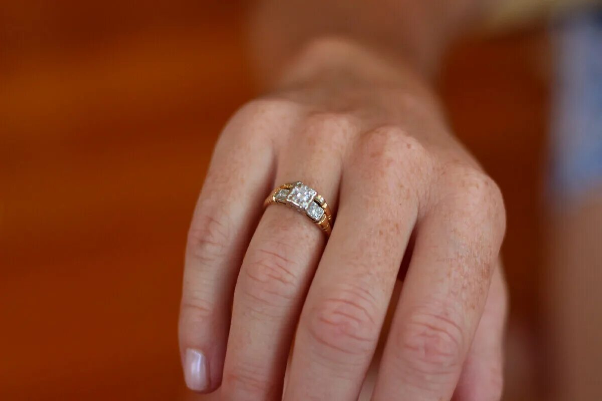 Помолвочное кольцо Камиллы Паркер. Обручальное и помолвочное кольцо. Помолвочное кольцо с бриллиантом на пальце. Кольцо помолвочное женское. Толстое золотое кольцо
