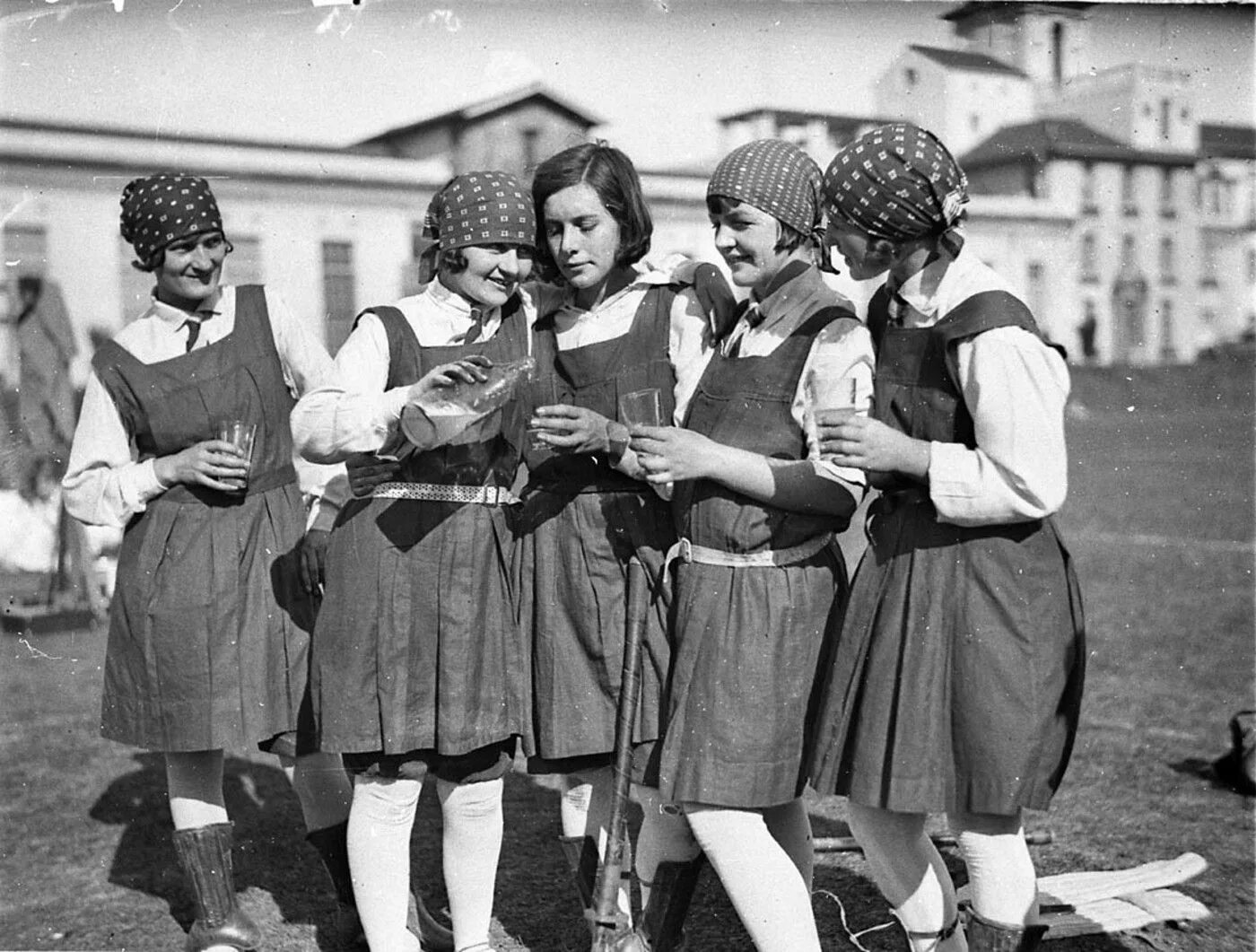 голубой ретро автомобиль. Stocked vintage. Stocked vintage. винтажные шелковые чулки. магазин винтажной одежды спб.